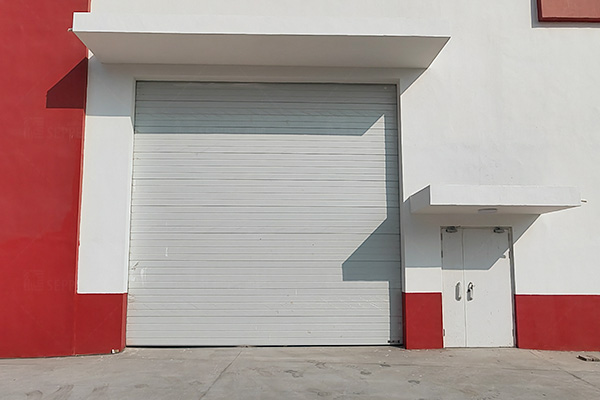 鋼制保溫提升門(mén)是現(xiàn)在廠(chǎng)房擴(kuò)建通用安裝的工業(yè)門(mén)